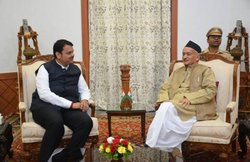 महाराष्ट्र: सरकार से पहले रार! गवर्नर से अलग-अलग मिली शिवसेना-बीजेपी! शिवसेना प्रत्याशी को हराने वाले ने दिया फडणवीस को समर्थन