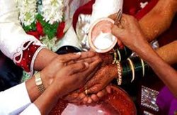 UP: पति ने मोबाइल का पासवर्ड नहीं बताया तो भड़क गई पत्नी, थाने पहुंच पुलिस से कर दी यह शिकायत