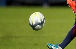 फुटबॉल मैच के दौरान 2 खिलाड़ियों ने विरोधी टीम पर किया पेशाब, नस्लीय टिप्पणी का भी लगा आरोप