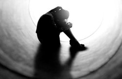 एक बोतल VODKA के लिए मां ने 12 साल की बेटी को बेचा, पिंजड़े से रेंग कर निकल भागी बच्ची