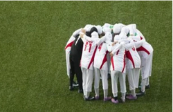 VIDEO: मैच के दौरान हिजाब खुला तो विपक्षी खिलाड़ियों ने लाज बचाने को फुटबॉलर को घेर लिया, हर जगह हो रही तारीफ