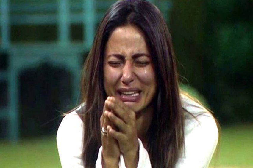 हिना खान: बिग बॉस 11 में कुछ कंटेस्टेंट को पास के ही किसी मॉल में अपने लिए वोट अपील करने को भेजा गया था। उसमें हिना खान भी शामिल थीं। हिना जब मॉल पहुंची तो कुछ लोग उनके बाल खींचने लगे तो कुछ उनके कपड़े। इस बात का खुलासा हिना ने शो के अंदर ही किया था।