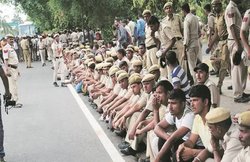 Home Guard Duty Scam: योगी सरकार की बड़ी कार्रवाई, DG जीएल मीणा को पद से हटाकर वेटिंग लिस्ट में डाला