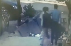 नाले पर बना फुटपाथ ढहा, गुजर रहा शख्स हो गया जमींदोज, ऊपर से दुकान भी गिरी, देखें वीडियो