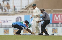 VIDEO: मैदान में जबरन घुसकर फैन ने छुआ क्विंटन डिकॉक का पैर, पीछे-पीछे चप्पल लेकर बाउंड्री तक दौड़ा साउथ अफ्रीकी खिलाड़ी