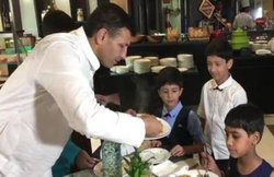 MP : कमलनाथ सरकार के मंत्री जीतू पटवारी गरीब बच्चों संग मनाई दिवाली, फाइव स्टार होटल में खिलाया खाना, उपहार भी दिए