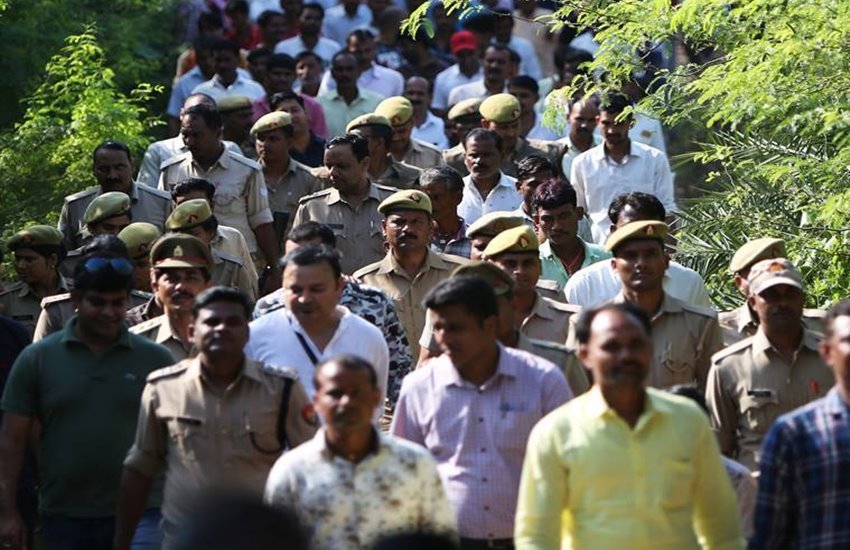 मृतक पुष्पेंद्र गांव के लोग 
फोटो सोर्स- इंडियन एक्सप्रेस 


