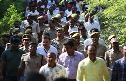 झांसी एनकाउंटर: पुलिस के दावों पर सवाल, FIR में मृतक पुष्पेंद्र के भाई का नाम; उसने दिए दिल्ली में होने के सबूत