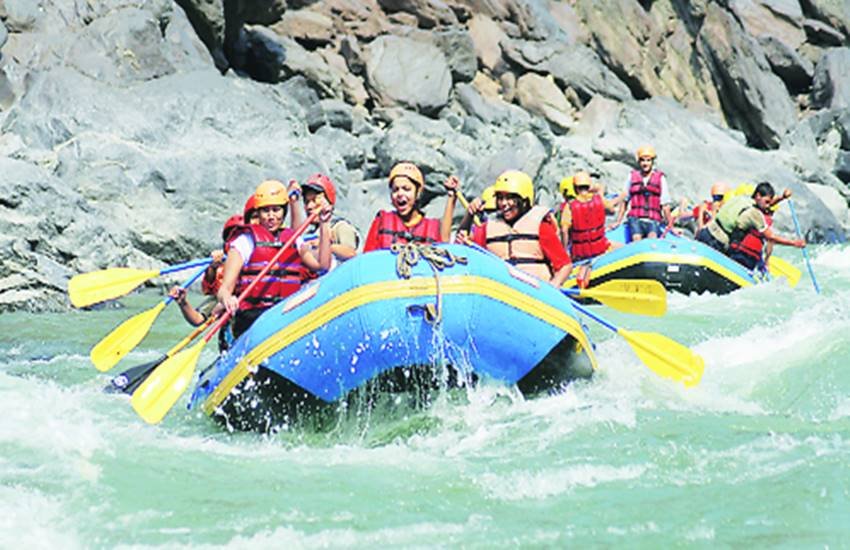 एडवेंचर पर्यटन में करिअर बनाने के लिए कम से कम 12वीं पास होना अनिवार्य है।
