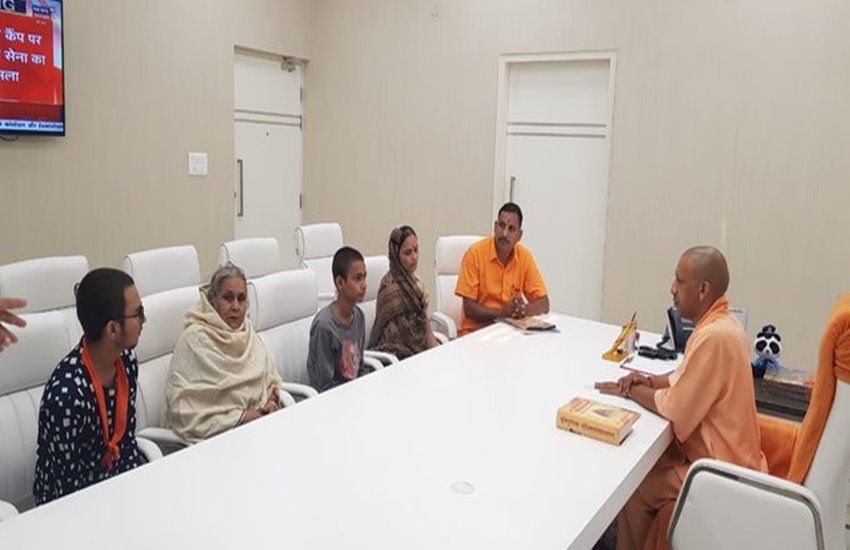 CM योगी से मिले कमलेश तिवारी के परिजन
फोटो सोर्स- एएनआई 