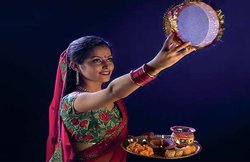 Karwa chauth 2019: इस करवा चौथ खूबसूरत दिखना चाहती हैं, तो फॉलो करें ये आसान ब्यूटी टिप्स