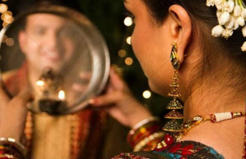 "karwa chauth, Karwa Chauth 2019, karwa chauth 2019 kab hai, Karwa Chauth Vrat 2019 Date, करवा चौथ 2019, Karwa Chauth 2019 date and time, करवा चौथ व्रत, karwa chauth kaise manate hai, करवा चौथ कब है, Karwa Chauth 2019 Muhurt, karwa chauth vrat vidhi, Karwa Chauth 2019 sanyog, Karwa Chauth History, Karwa Chauth Vrat katha in hindi, Karwa chauth Song, karwa chauth Special song