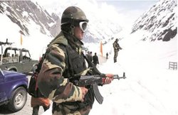 J&K की हाड़ कंपाने वाली ठंड से कैसे निपटेंगे 70 हजार जवान? लाखों थर्मलवीयर से लेकर स्पेशल बैरक और टॉयलेट्स का इंतजाम