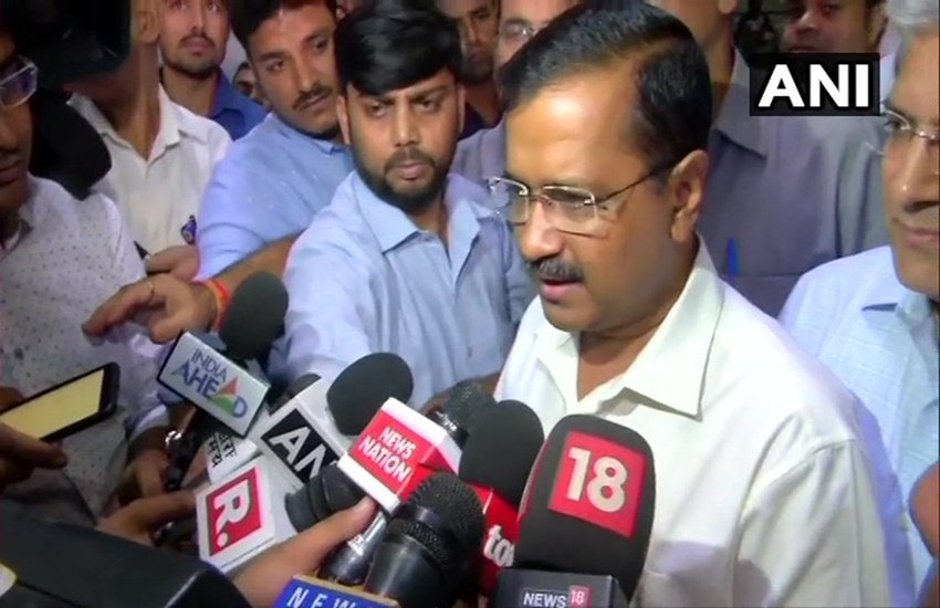 मीडिया से बात करते हुए दिल्ली के सीएम अरविंद केजरीवाल (फोटो सोर्स -ANI)