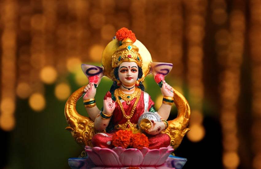 मान्यता है कि आश्विन पूर्णिमा की रात को जागकर देवी लक्ष्मी की उपासना करनी चाहिए।