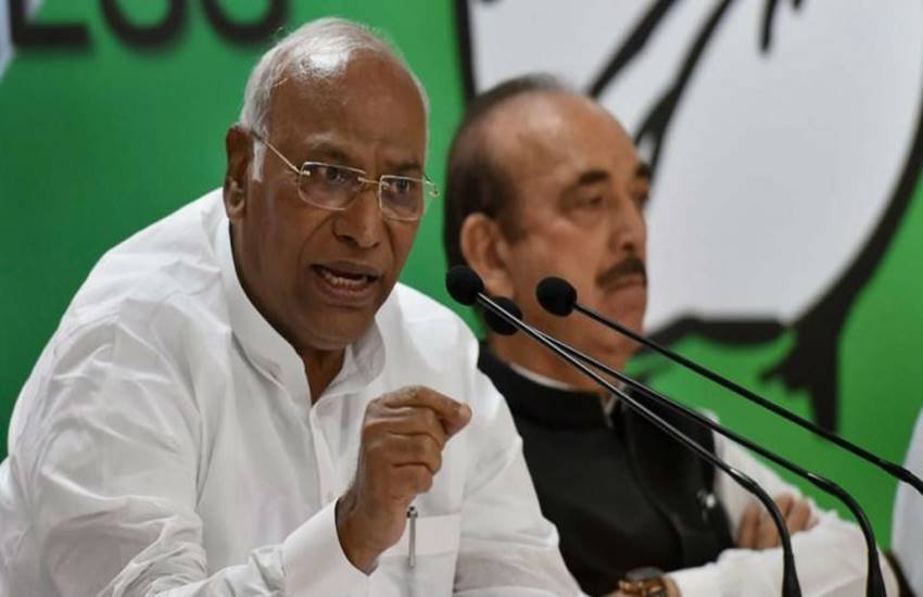 राजनाथ सिंह के शस्त्र पूजन पर टिप्पणी करते हुए कांग्रेस ने निशाना साधा है।(फोटो-PTI)