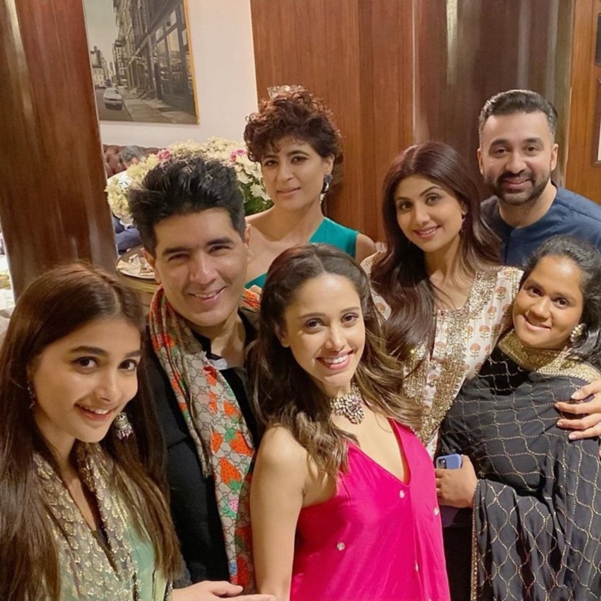 ये तस्वीर भी शिल्पा शेट्टी ने ही शेयर की है। इसमें उनके पति राज कुंद्रा औऱ सलमान खान की बहन अर्पिता खान भी नजर आ रही हैं।