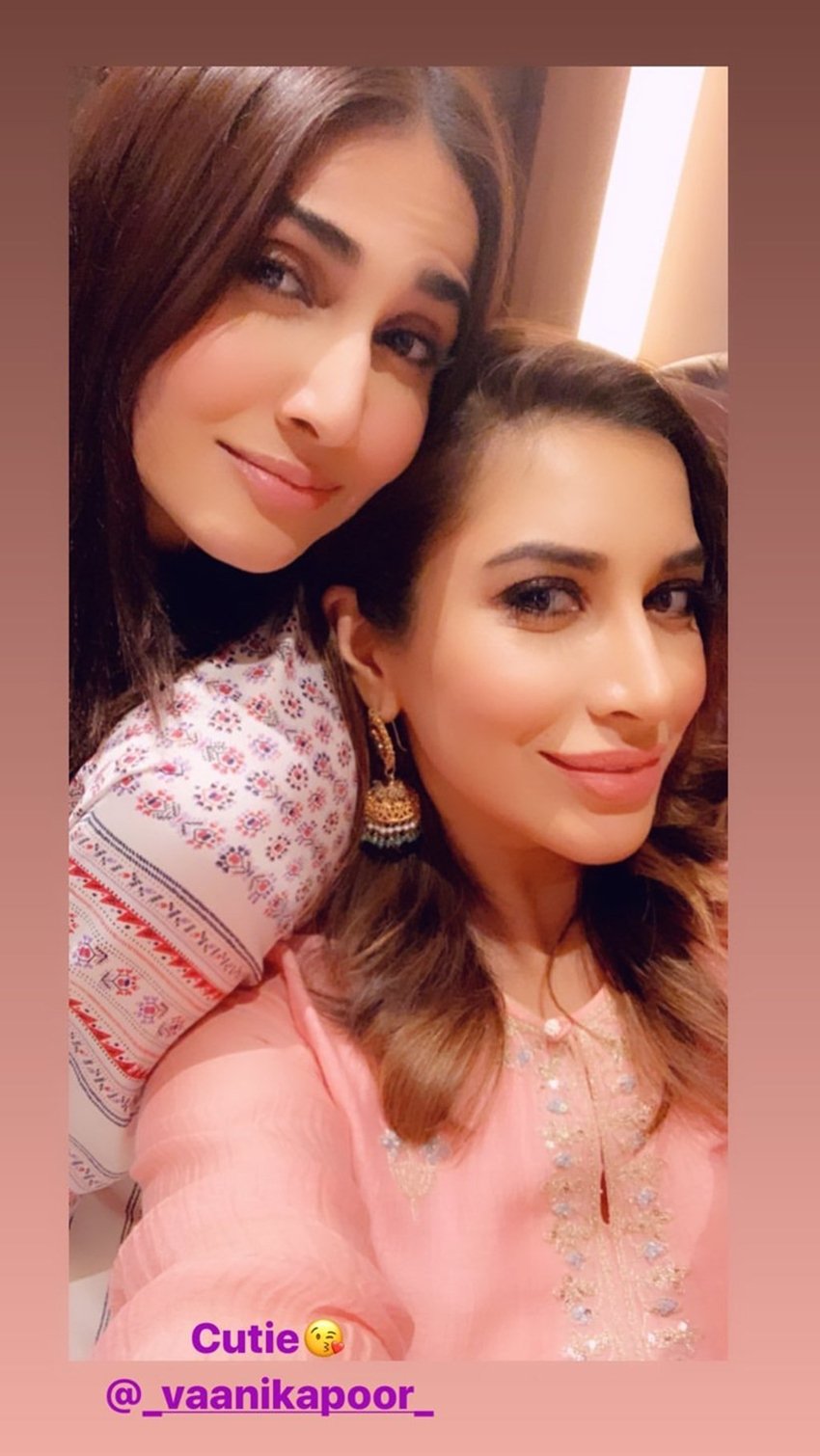 वाणी कपूर ने सोफी चौधरी के साथ ये सेल्फी अपने सोशल मीडिया अकाउंट से शेयर की है।