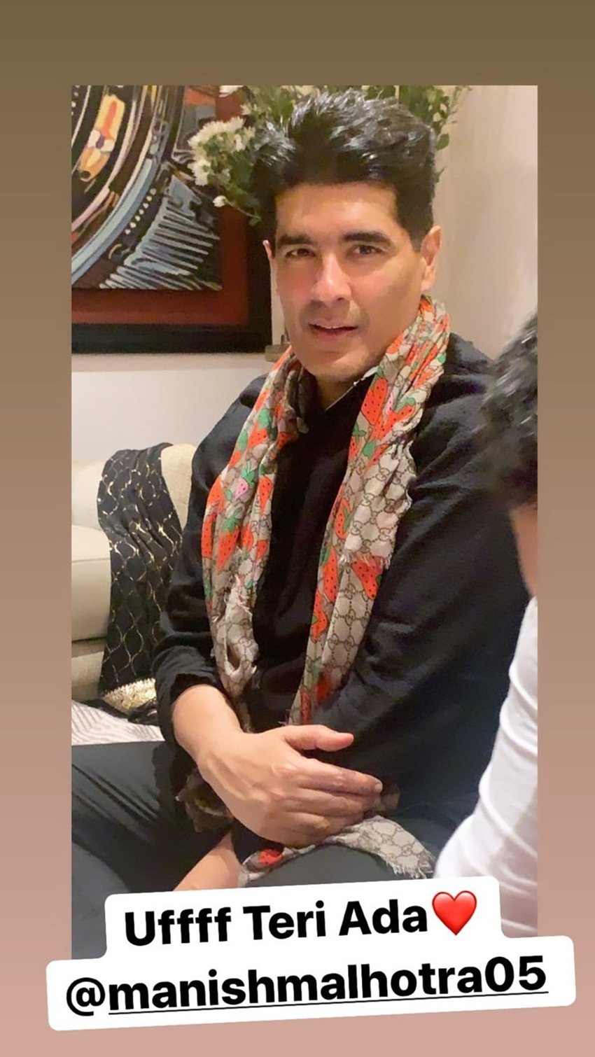 सोफी चौधरी ने मनीष मल्होत्रा की ये फोटो शेयर करते हुए लिखा- उफ्फ तेरी अदा।