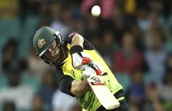 VIDEO: पहले लगाया धोनी की तरह हेलीकॉप्टर शॉट, फिर हैरतअंगेज रनआउट कर मैक्सवेल ने जीता फैंस का दिल