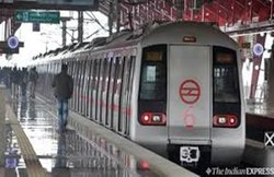 दिल्ली मेट्रो: तेज रफ्तार से आती Metro के आगे कूद गया शख्स, मौके पर मौत; Blue Line की घटना