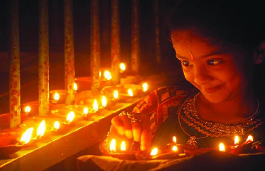 यह बात फुटपाथ पर मिट्टी के खिलौने बेचने वाले ने सुन ली, ‘बेटा इस त्योहर से सबको उम्मीदें होती हैं।