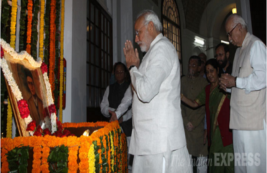 वी डी सावरकर को पुष्प अर्पित करते पीएम नरेंद्र मोदी। (Source: Express photo by Prem Nath Pandey)