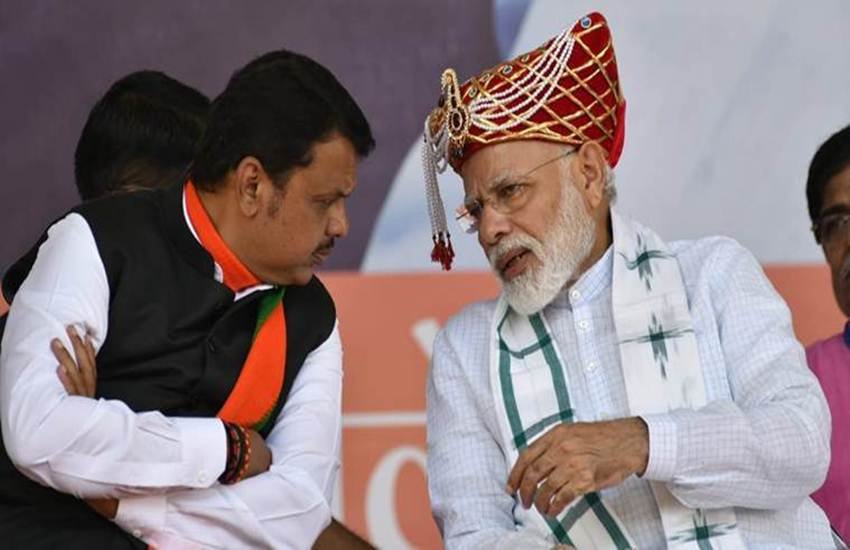 महाराष्ट्र में बीजेपी जीत तो रही है, लेकिन सीएम फडणवीस को उम्मीद के मुताबिक सीटें मिलती नहीं दिखाई दे रही हैं। ( फोटो सोर्स: द इंडियन एक्सप्रेस)