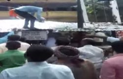 VIDEO: कोर्ट में वकील से नोटों की गड्डी छीन बंदर ने हवा में उड़ाए तो लूटने लगे लोग, 6500 रुपए लेकर भाग गया