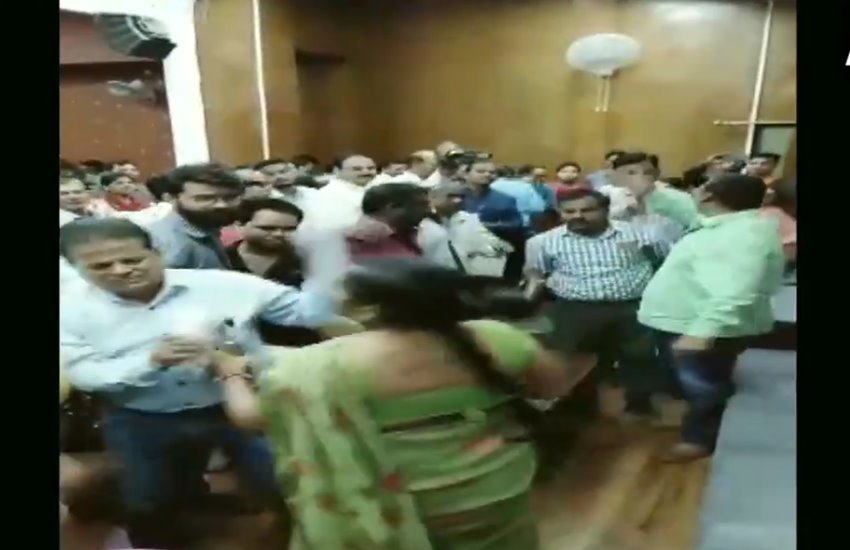 महिला ने अधिकारी को चप्पलों से पीटा
फोटो सोर्स- एएनआई 