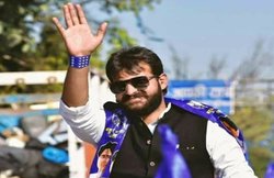 Mukhtar Ansari के शूटर बेटे अब्बास घर से कारतूसों और हथियारों का जखीरा, ऐसी-ऐसी Guns की पुलिस भी देख रह गई दंग!