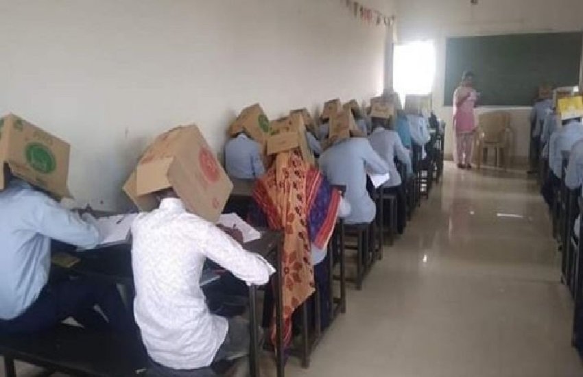 कर्नाटक में गत्ता पहन परीक्षा देते छात्र, फोटो सोर्स- एएनआई