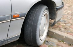 New Traffic Rule: सावधान! पुराने टायरों पर भी कट रहा है चालान, जानें कितने किलोमीटर के बाद बदलें गाड़ी का टायर