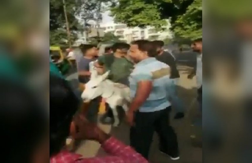 जयपुर में बीएसपी नेता को गधे पर बैठ सड़क पर घूमाते पार्टी कार्यकर्ता, फोटो सोर्स- इंडियन एक्सप्रेस