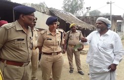 Double murder in UP : ससुराल में युवक ने पत्नी को कुल्हाड़ी से काटा, गुस्साए ग्रामीणों ने आरोपी की ली जान