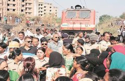 Delhi: ट्रेन से युवक कटा तो भड़के लोग, ट्रैक पर खड़े हो घंटों करते रहे पथराव, 15 ट्रेनें हो गईं लेट