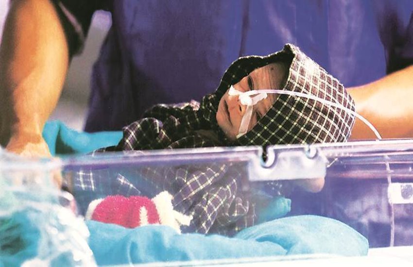यूपी के बरेली के अस्पताल में नवजात शिशु (एक्सप्रेस फोटो: अमित मेहरा)
