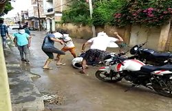 मध्य प्रदेशः खनन माफिया के खिलाफ खबर लिखना पड़ा भारी, बदमाशों ने पत्रकार को सड़क पर गिरा-गिराकर पीटा