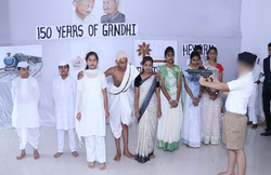 MP: नाटक में महात्मा गांधी के हत्यारे नाथूराम गोडसे को दिखाया RSS की वेशभूषा में, स्कूल के खिलाफ हिंदू संगठन ने दर्ज कराया केस