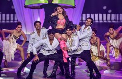 IIFA AWARDS 2019: सारा अली खान ने लगाए स्टेज पर ठुमके तो रेखा ने अपनी अदाओं से लूटा दिल