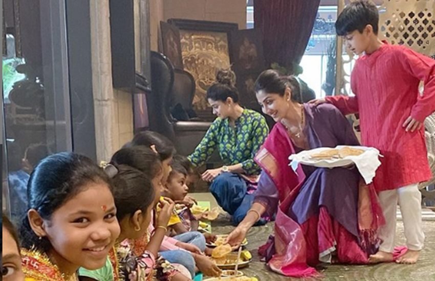 कन्याओं को खाना खिलाती शिल्पा शेट्टी। फोटो-इंस्टाग्राम। कन्याओं को खाना खिलाती शिल्पा शेट्टी। फोटो-इंस्टाग्राम।