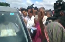 बाढ़ग्रस्त गांव में औरतों ने पूर्व CM को घेरा, पूछा- वोट के बदले घर का किया था वादा, हमें कौन देगा मकान?