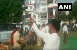 यूपी: RSS कार्यकर्ताओं ने की खुलेआम फायरिंग, शस्त्र पूजन के बाद लहराए असलहे; देखें VIDEO
