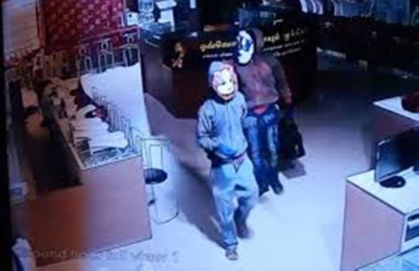 ललिता ज्वेलर्स में चोरी करते बदमाशों का सीसीटीवी फुटेज (फोटो सोर्स -इंडियन एक्सप्रेस)