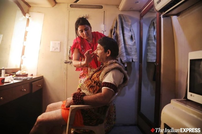 परशुराम के गेटअप में आने के लिए मेकअप करवाते मनोज तिवारी। ऐसा बहुत कम होता है कि उनकी वैनिटी खाली रहे। अकसर उनके साथ सेल्फी लेने वालों की इसमें भीड़ लगी रहती है।