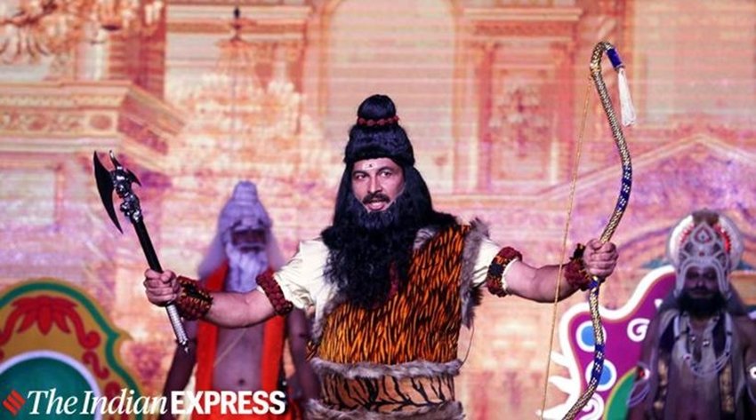 हाथ में फरसा और शरीर पर बाघ की खाल की तरह दिखने वाले ड्रेस में परशुराम का भेष धरे मनोज तिवारी।