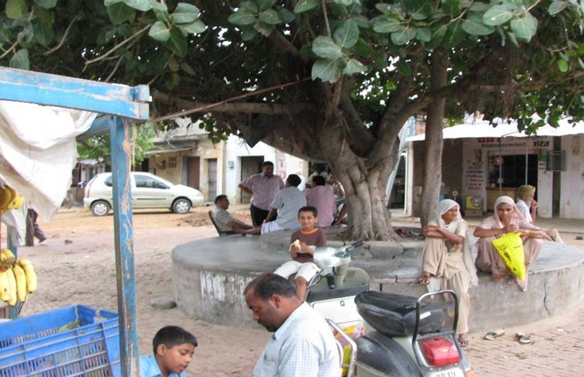 ग्रामीण इलाकों में अशिक्षा और गरीबी आज भी भयानक स्तर तक कायम हैं। जब तक वहां के बच्चों को अच्छी और गुणवत्तापूर्ण शिक्षा नहीं मिल जाती, तब तक वहां के जीवन में कोई बदलाव आएगा, ऐसा सोचना शायद महज खामखयाली है। अशिक्षा के कारण ही गांवों में आज भी अंधविश्वास और सामाजिक कुरीतियां जमी हुई हैं।