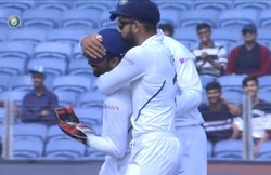 VIDEO: ऋद्धिमान साहा ने बाईं ओर डाइव लगाकर लपका टीडी ब्रूएन का कैच, विराट कोहली ने गले लगाकर चूम लिया