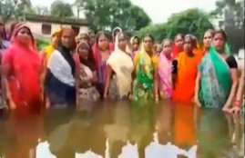 water logging, bihar flood, nitish kumar, Aurangabad, Heavy Rain, Monsoon, People, Problem, Viral Video, Indian women