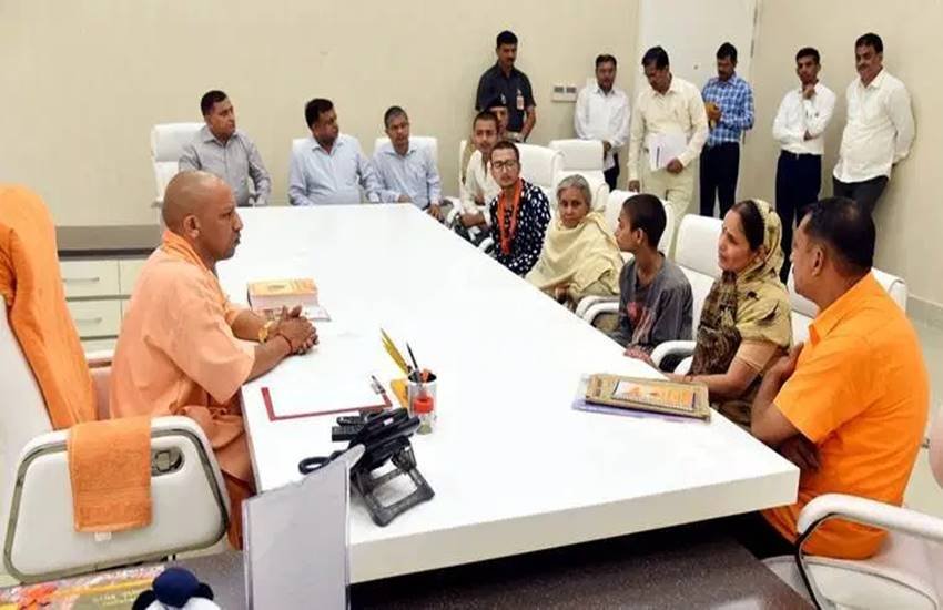  राज्य सरकार के एक प्रवक्ता ने बताया कि योगी ने दिवंगत कमलेश तिवारी के परिवार की मदद के लिए उनकी पत्नी को तात्कालिक रूप से 15 लाख रुपये की आर्थिक सहायता दिये जाने तथा परिवार को तहसील महमूदाबाद, जिला सीतापुर में एक आवास की सुविधा प्रदान करने के निर्देश दिये हैं।